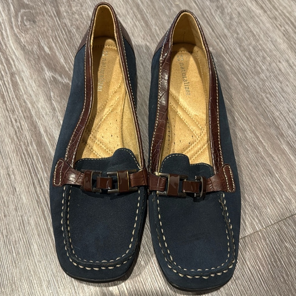 Naturalizer size 9.5 wide navy blue Camille loafers